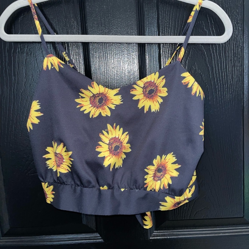 Adorable sunflower tank with tie back. Never worn, doesn’t sit on me well.